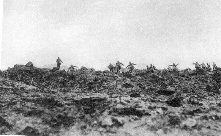 Troupes d'assaut occupant un entonnoir de mine, près de Ripont en Champagne - 1917
