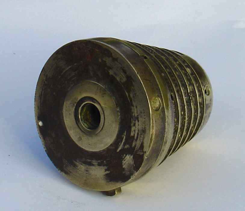 Time fuse 30/55 Mod 1889. Rear side. It is difficult to see wether this item was a model without percussion system, or if this latter had been sawed.