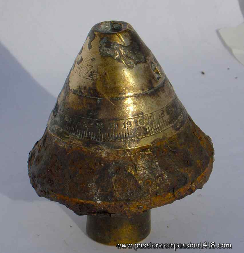 fuse IWMZdr. That piece is engraved with the inscriptions 'IWMZdr - (rhombus)1915(rhombus)' seeming to indicate a 'MaschinenFabriek' (private society) manufacturing