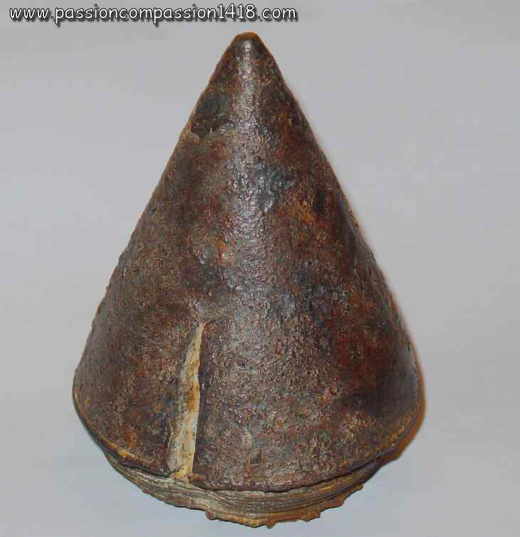 Fuse LKZ16. Conical steel hat, cracked by the landing shock